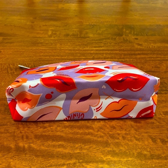 *DONATED to Pepe Fund* Clinique Cosmetic Bag with Lips Pattern NWOT - Picture 7 of 7